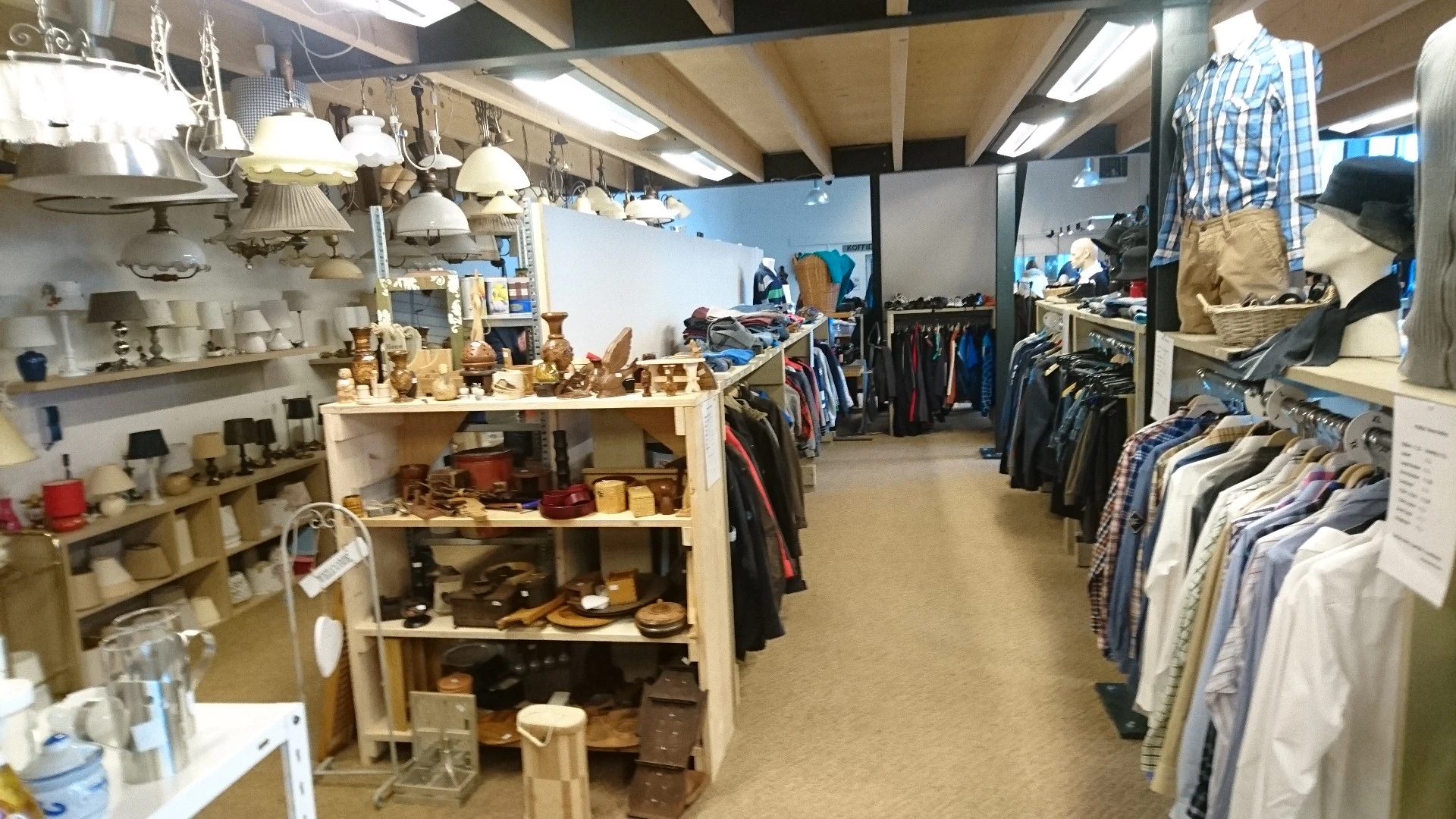 Kringloopwinkel de Mors in Rijssen met tweedehands boeken, gereedschappen en hoeden