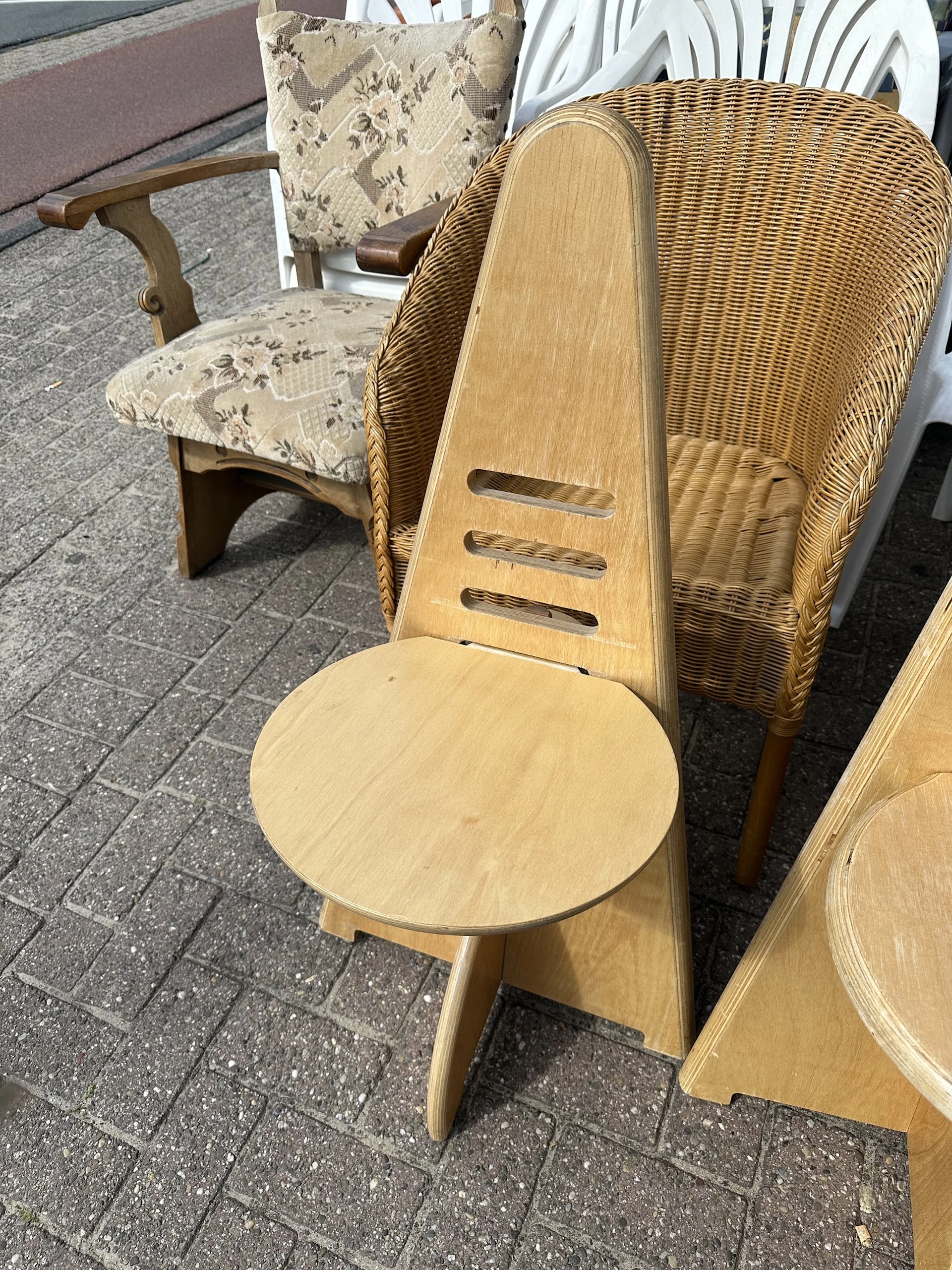 Tweedehands houten stoelen en rieten meubels uitgestald in de winkel
