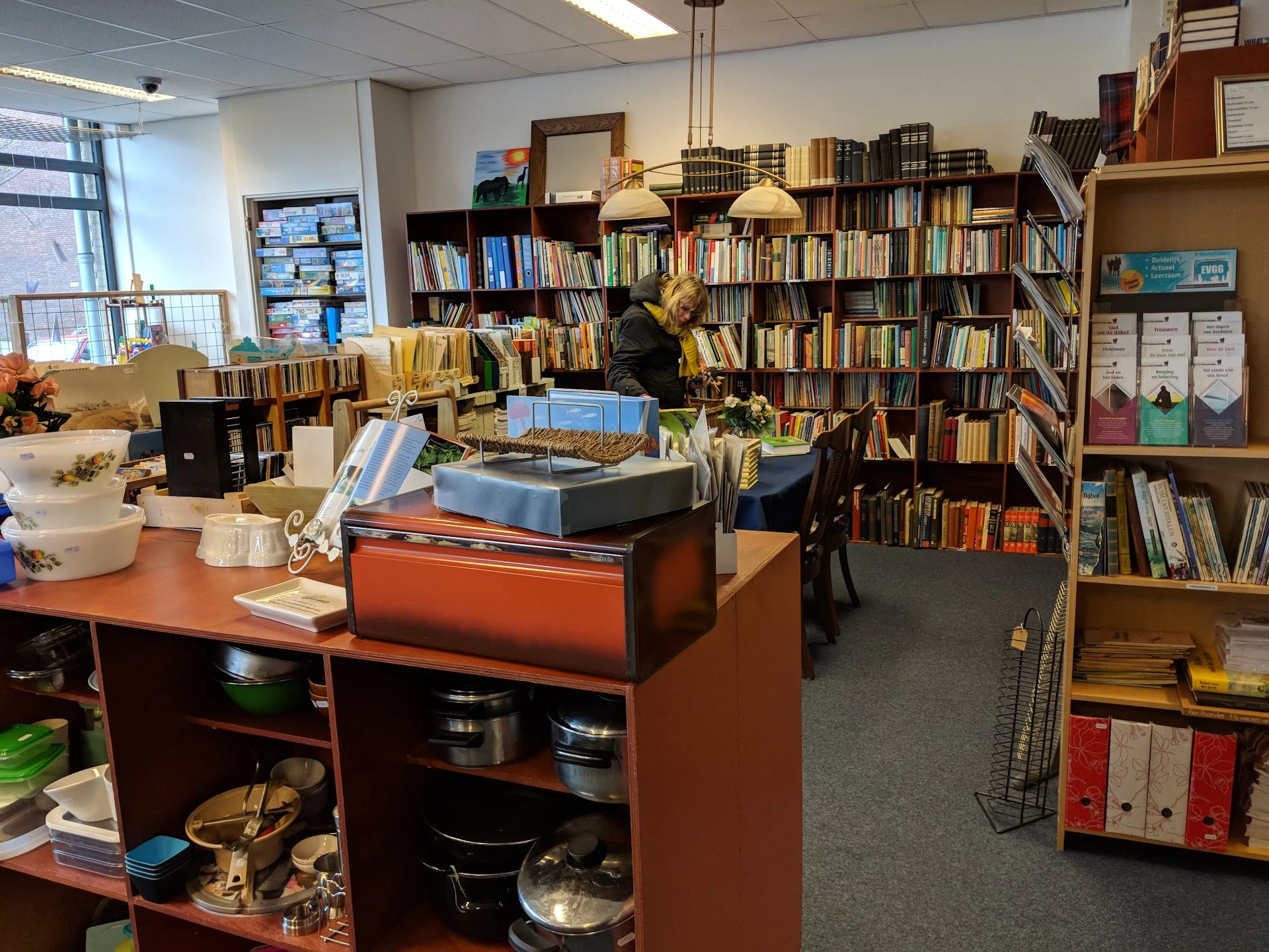 Kringloopwinkel 'De Ontmoeting' in Veenendaal met tweedehands boeken, cd's en duurzame producten