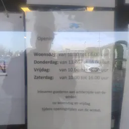 Openingstijden op een raam: woensdag tot vrijdag 10-16 uur, zaterdag 10-16 uur