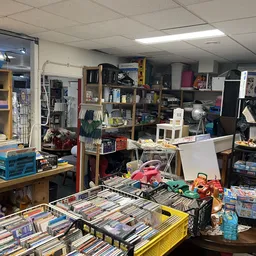 Winkelvloer van kringloopwinkel met rekken, stellingen en diverse tweedehands artikelen uitgestald