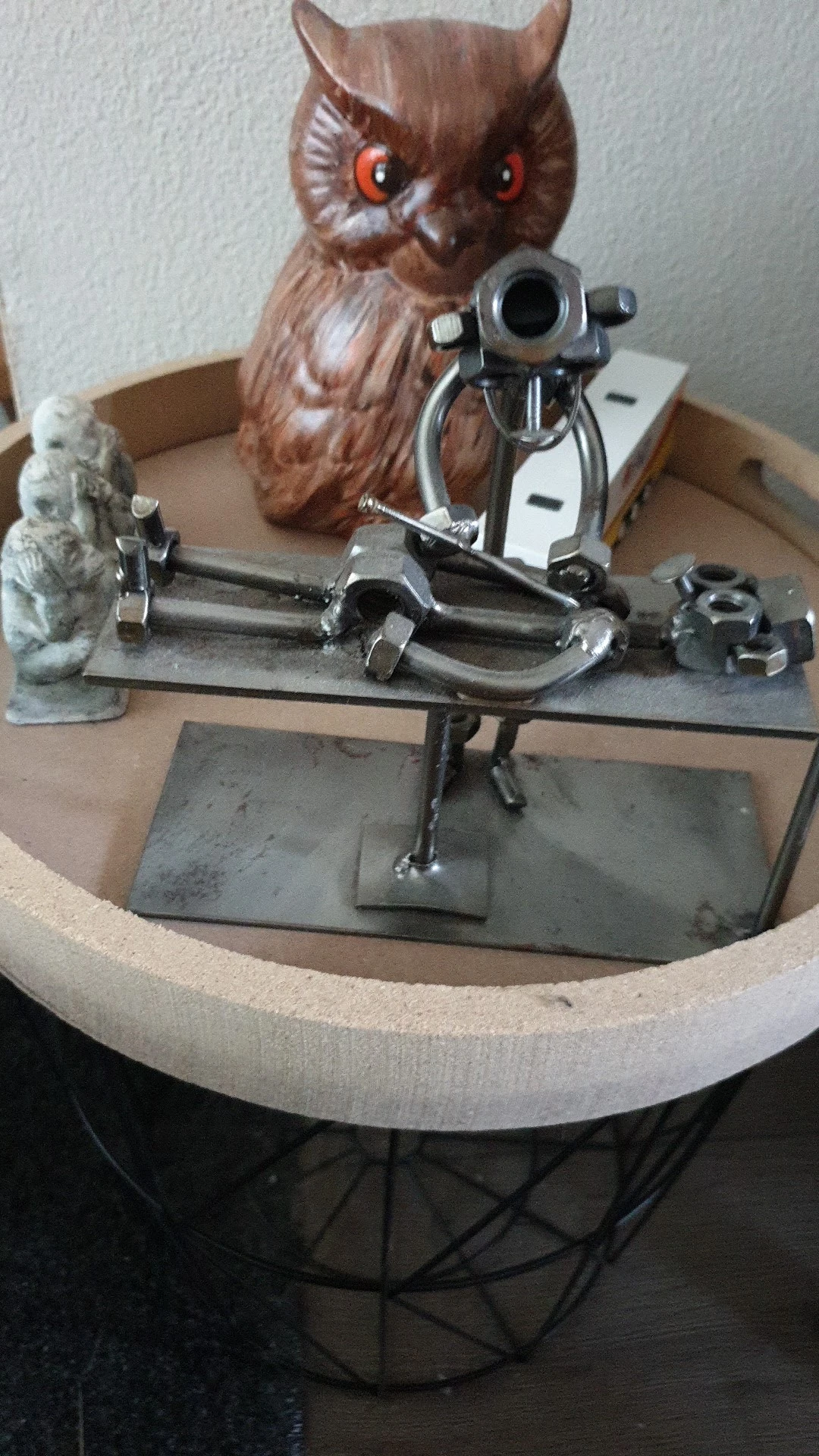 Close-up van een metalen werkbank of montagegereedschap met twee parallelle buizen en klemmen op een grijze basis