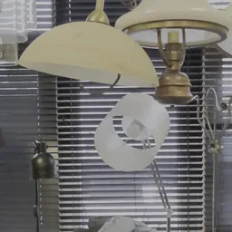 Vintage hanglamp met gele kap en messing fitting tegen raamluiken