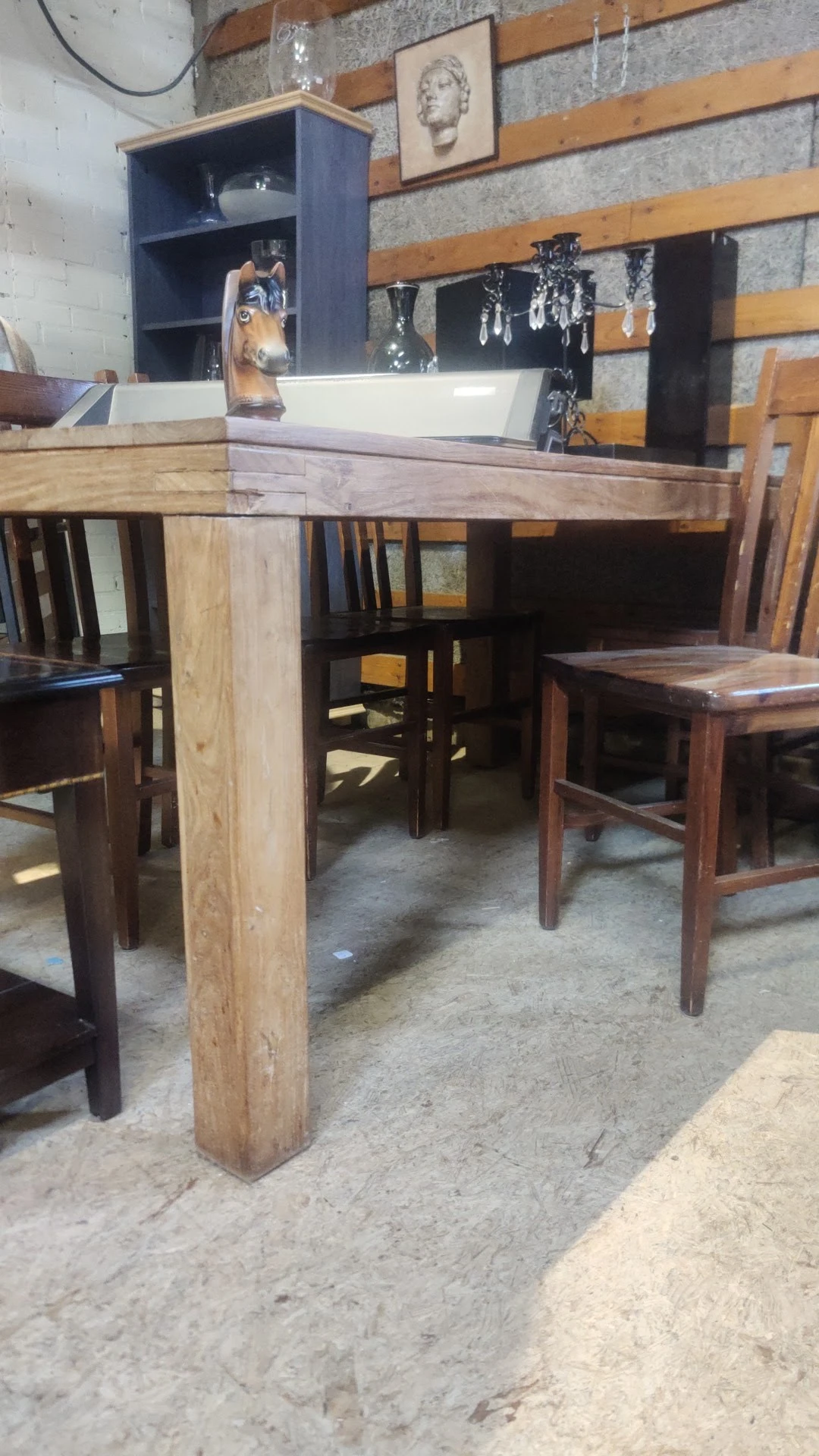 Houten eettafel met stoelen in een kringloopwinkel