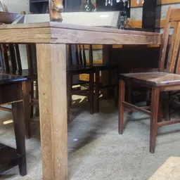 Houten eettafel met stoelen in een kringloopwinkel