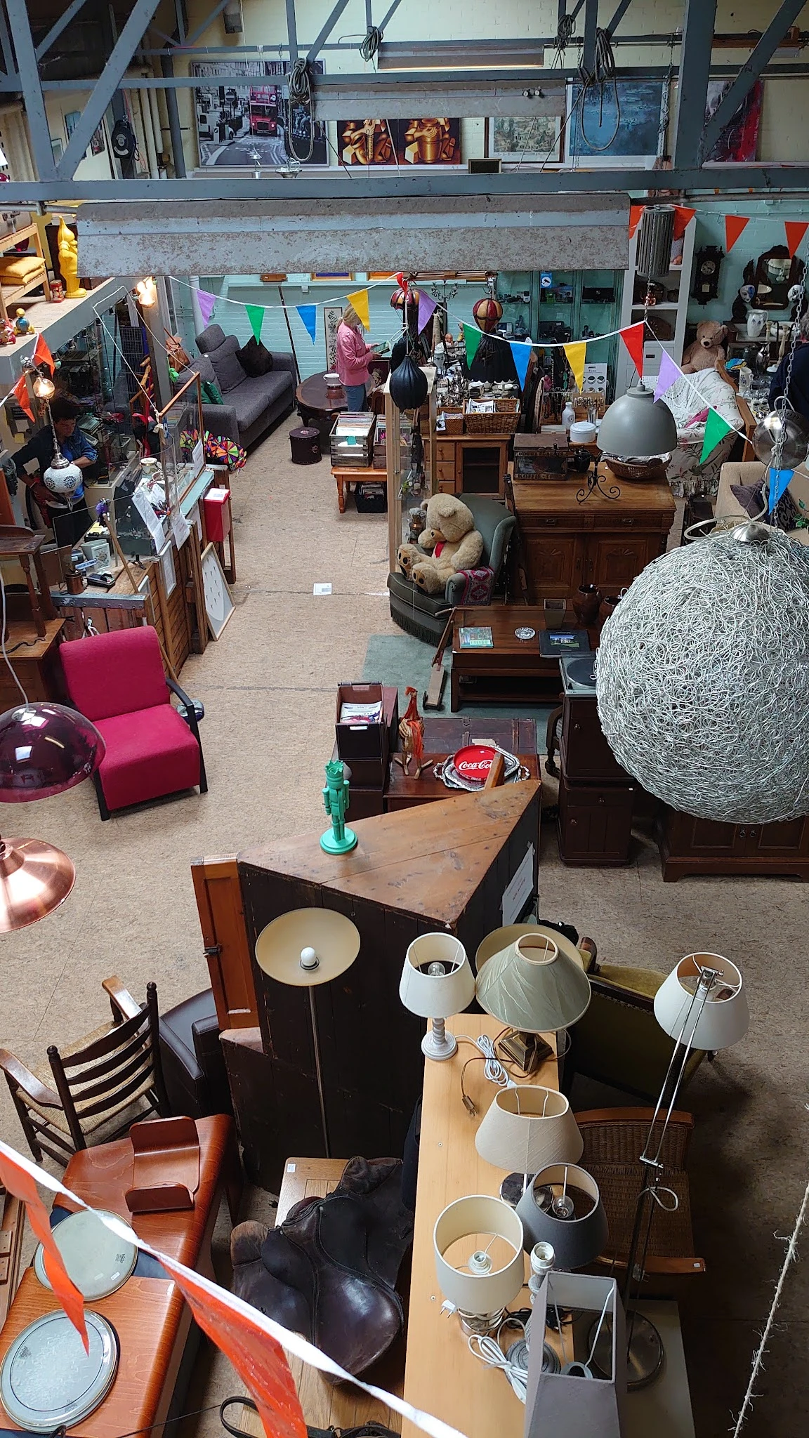 Winkelvloer van kringloopwinkel met meubels, lampen, servies en diverse huishoudelijke artikelen