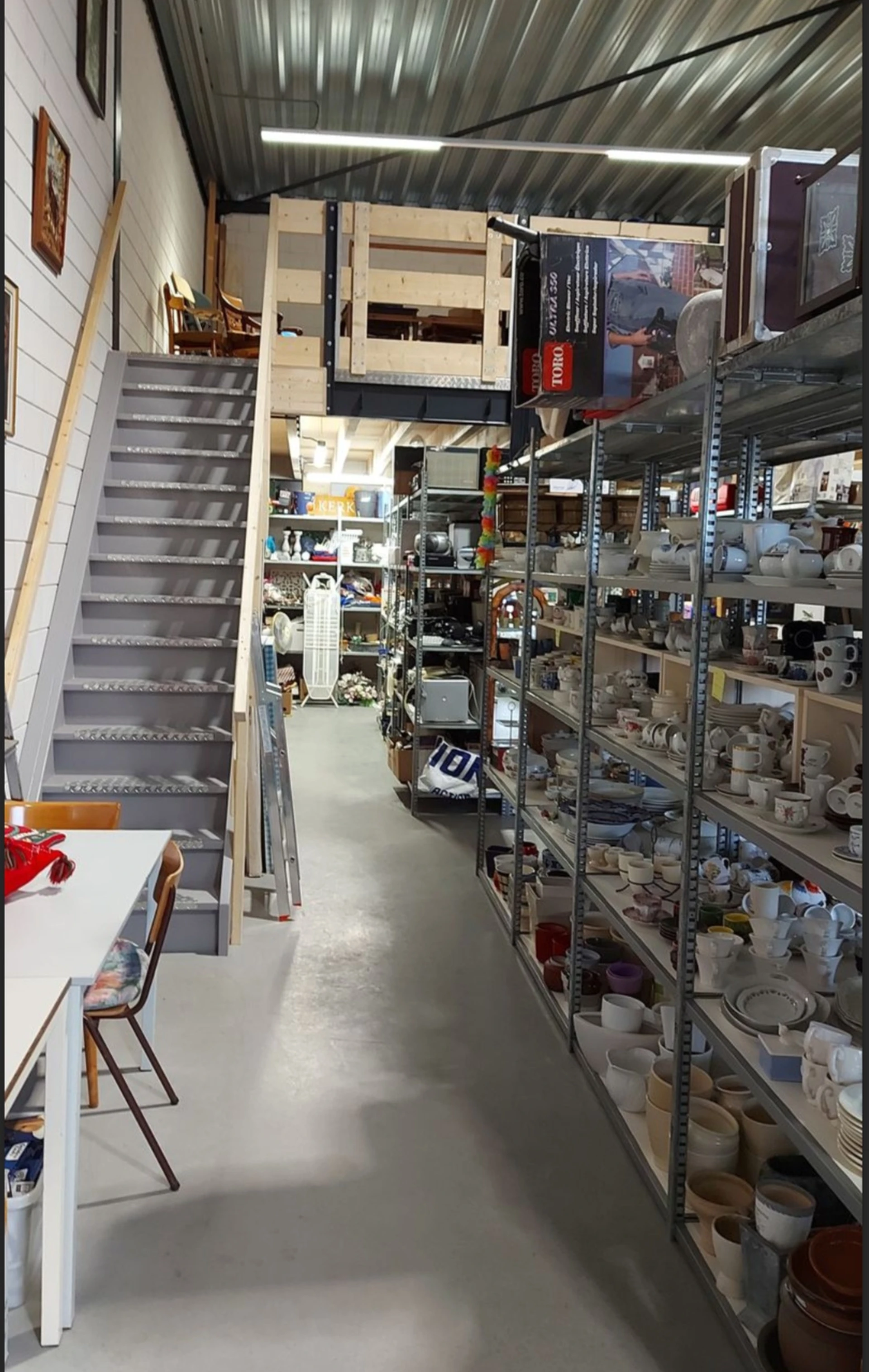 Kringloopwinkel de snuffelhal in Putten met tweedehands meubels en kleding