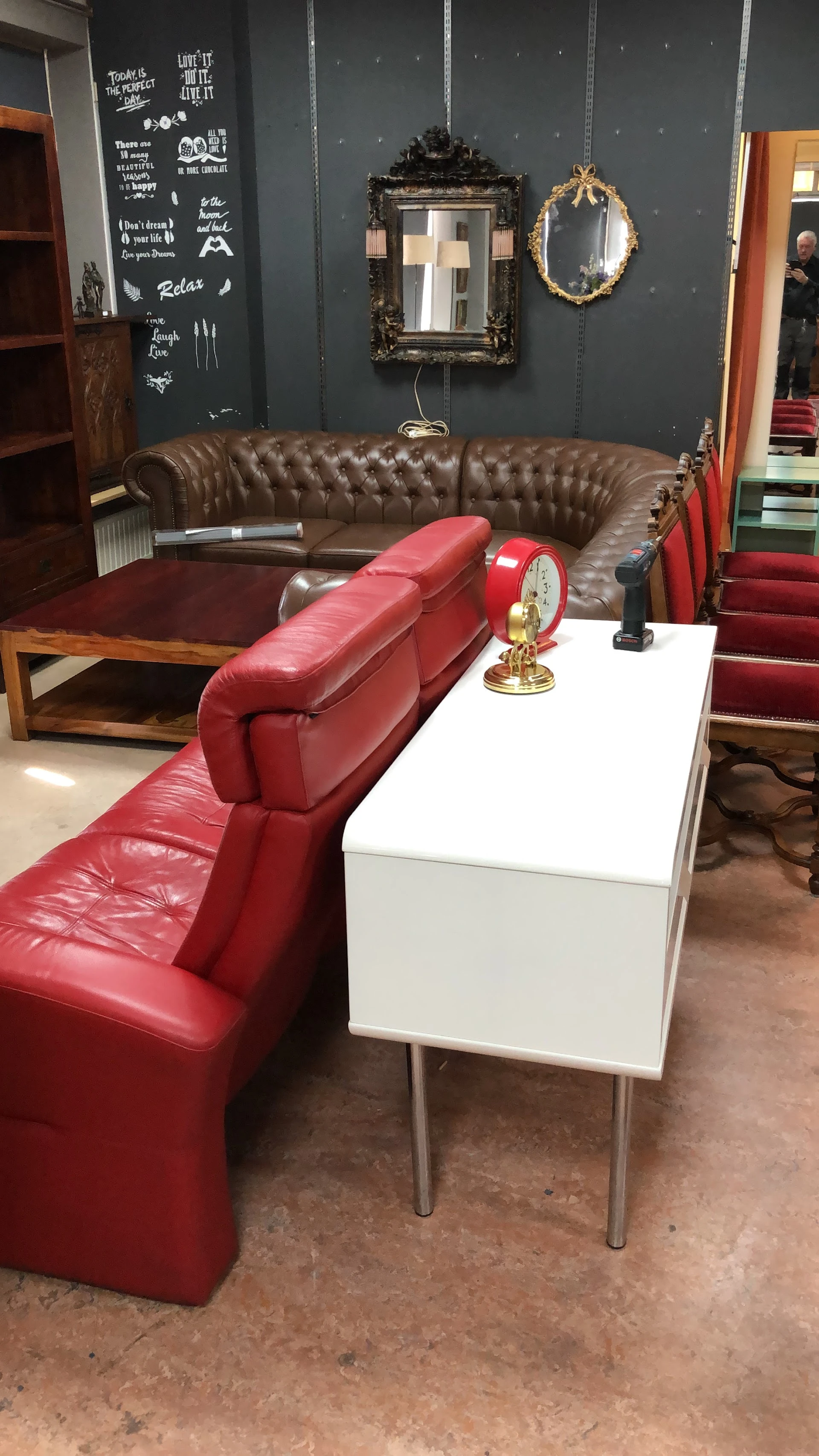 Kringloopwinkel De Snuffelloods in Hook of Holland met tweedehands meubels en kleding