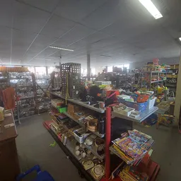 Overzicht van de winkelvloer met diverse stellingen, rekken en bakken met tweedehands spullen