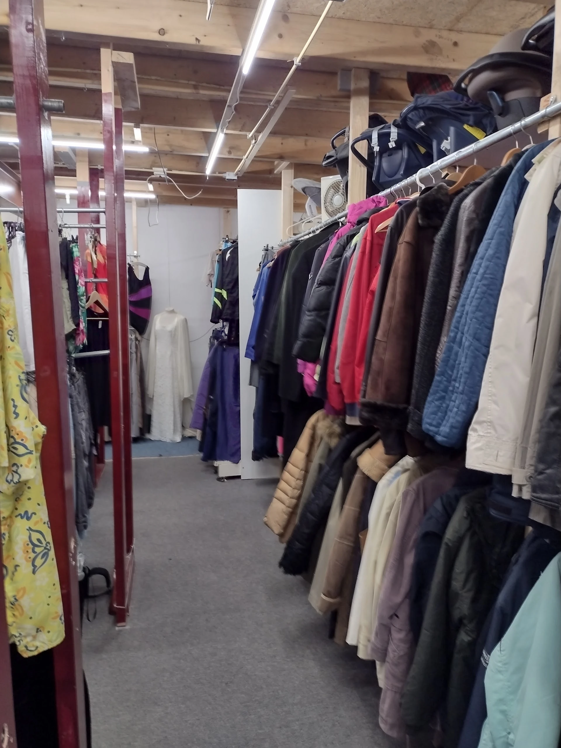 Kringloopwinkel de Snuffelstal in Beerta met tweedehands boeken, huis- en inrichting en kleding