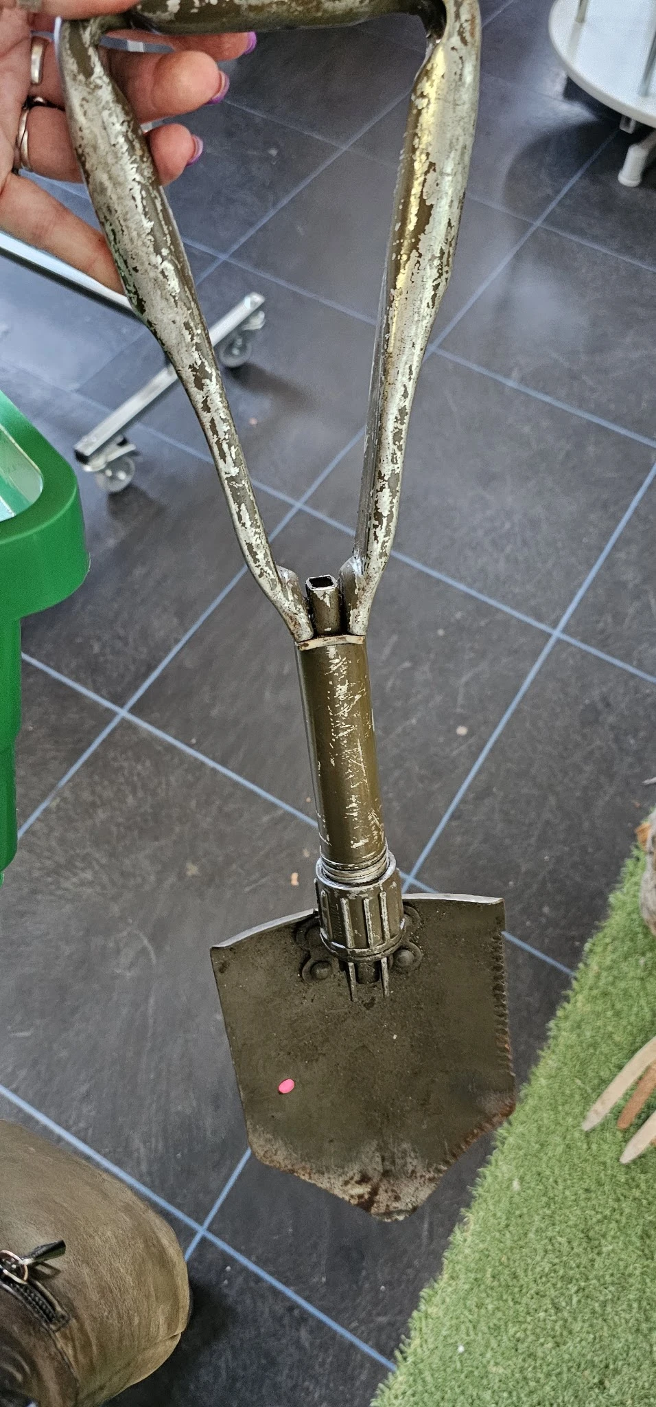 Close-up van een metalen kandelaar of lamp met twee armen op tegelvloer