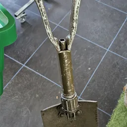 Close-up van een metalen kandelaar of lamp met twee armen op tegelvloer