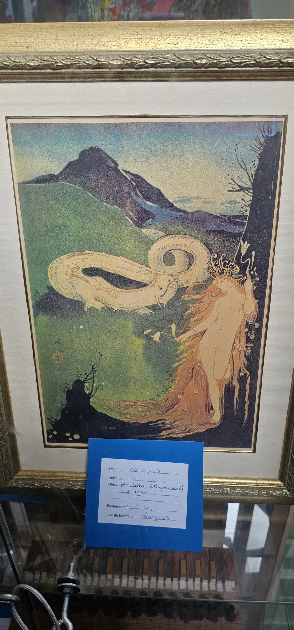 Art nouveau illustratie met een naakte vrouw en een slangenachtig wezen op groene achtergrond
