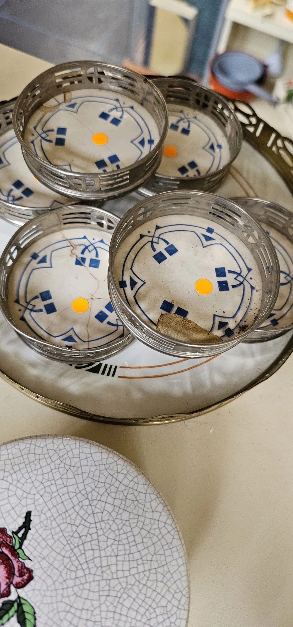 Twee glazen schaaltjes met blauw-wit decoratief patroon en gele knop in het midden
