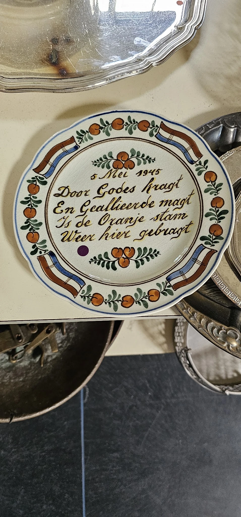 Antieke Delftse blauw bord met Nederlands vers uit 1945 en decoratie met oranje vruchten