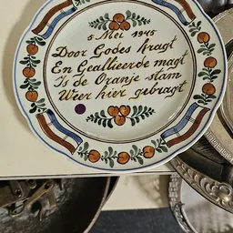 Antieke Delftse blauw bord met Nederlands vers uit 1945 en decoratie met oranje vruchten