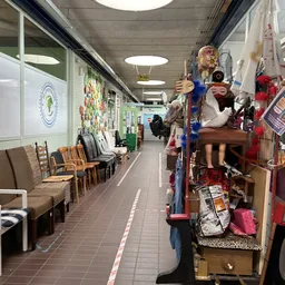Winkelinterieur met stoelen, tafels en diverse huishoudelijke artikelen langs de muren
