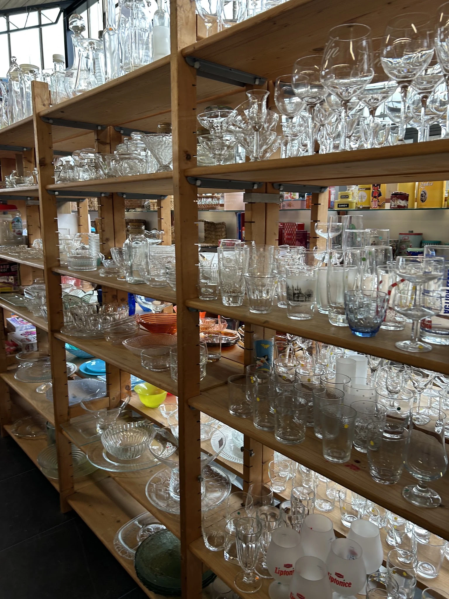 Glazen kasten vol met glazen, bekers en drinkglazen in verschillende formaten en vormen