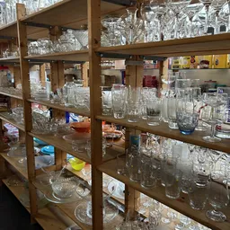 Glazen kasten vol met glazen, bekers en drinkglazen in verschillende formaten en vormen
