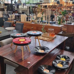 Decoratieve tafels en stoelen met artistieke vinyl-afbeelding designs in verschillende kleuren op de tentoonstellingsvloer.