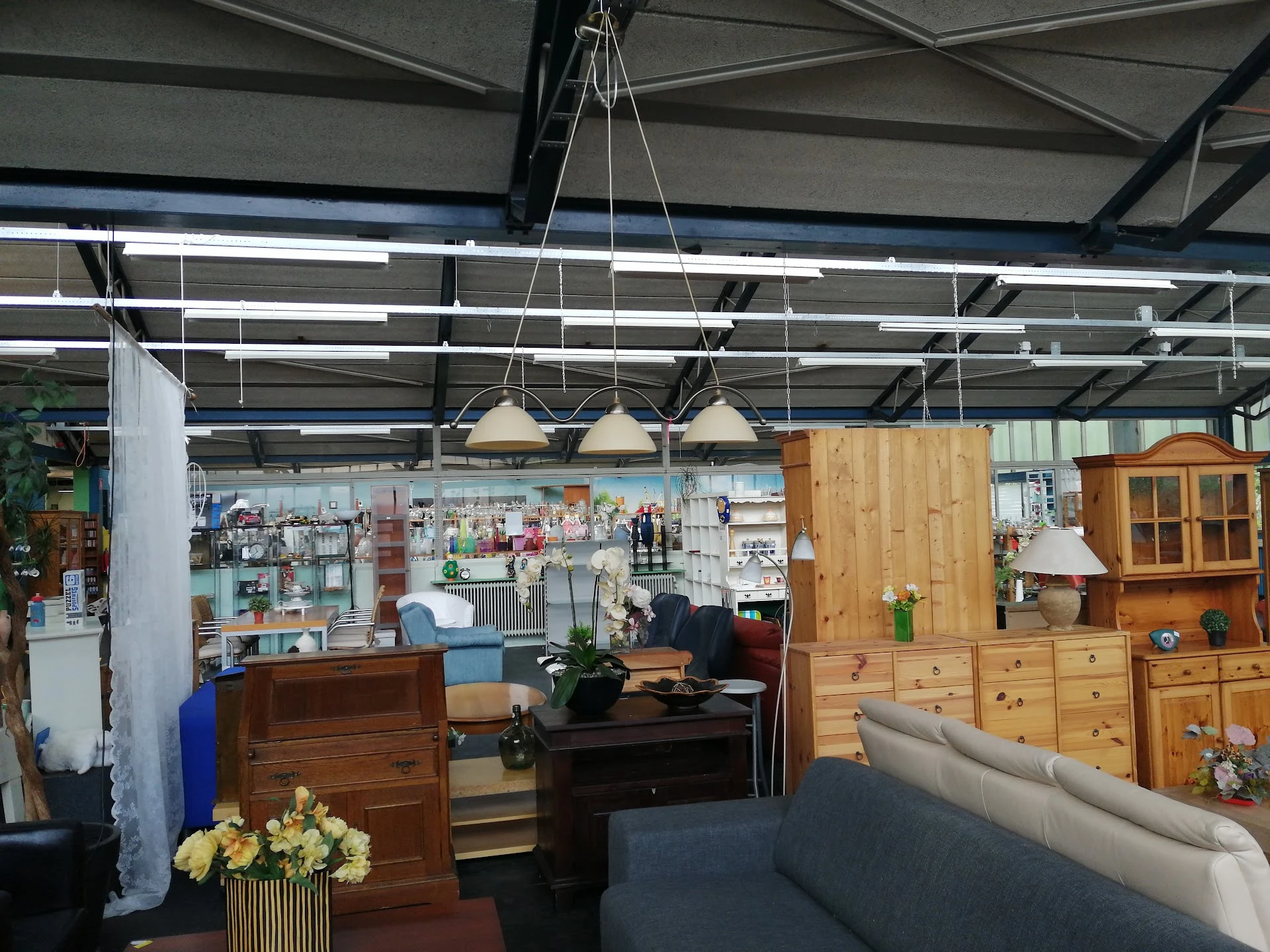 Kringloopwinkel de Spullewaard in Zaltbommel met tweedehands boeken, dinky toys en gereedschappen