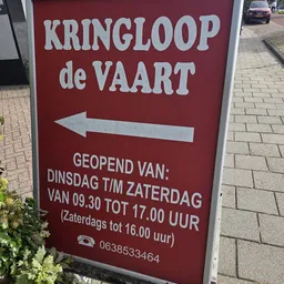 Rood informatiebord met openingstijden en pijl naar links