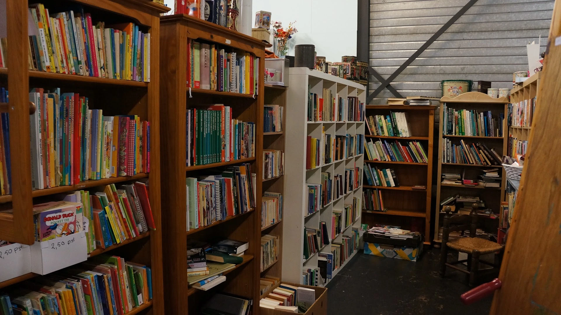 Kringloopwinkel de Vaart in Assen met tweedehands boeken, huishoudelijke apparaten en kleding