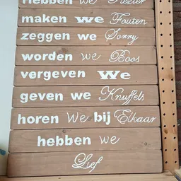 Houten planken met Nederlandse tekst in wit