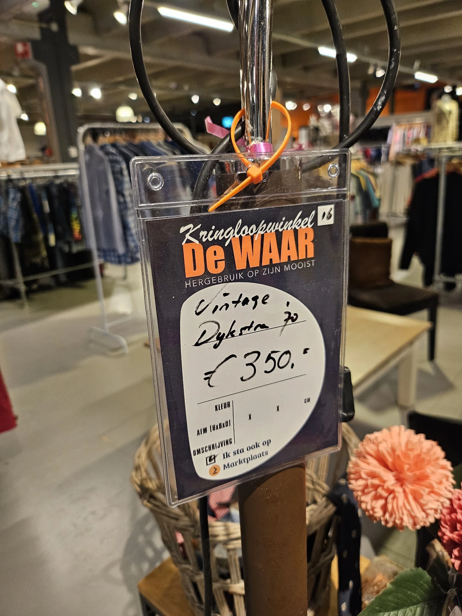 Vintage Dyksra-artikel met prijskaartje van €3,50 in vitrinekast