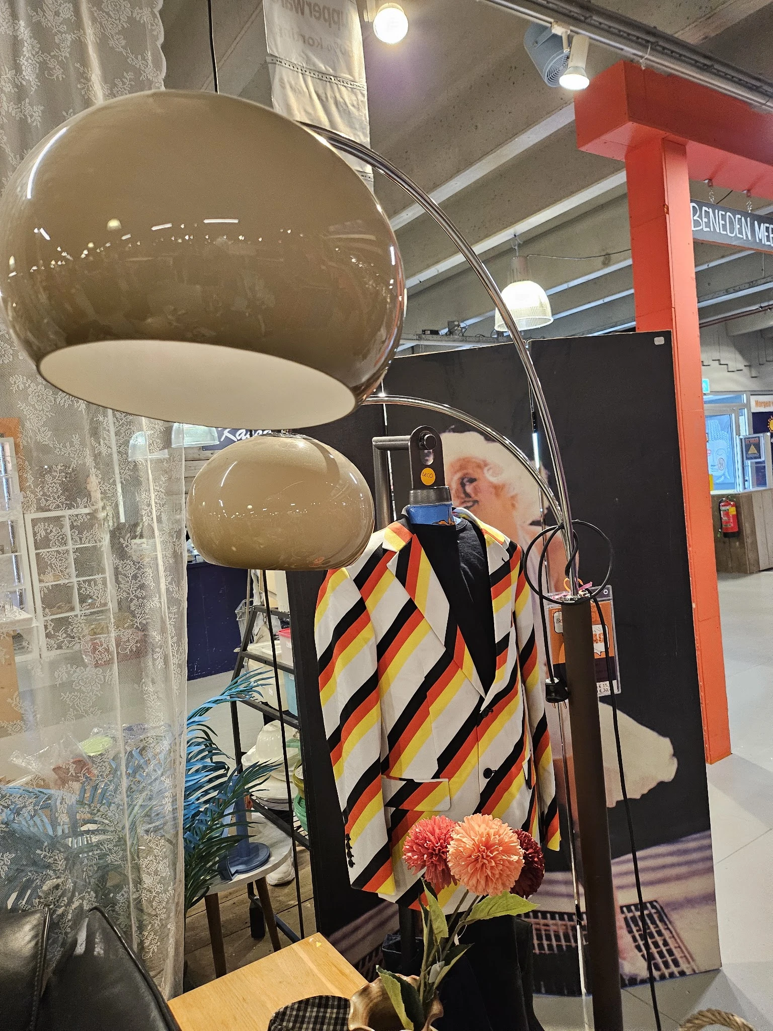 Tweedehands boomlamp met grote beige kappen en gestreepte stof eronder in kringloopwinkel