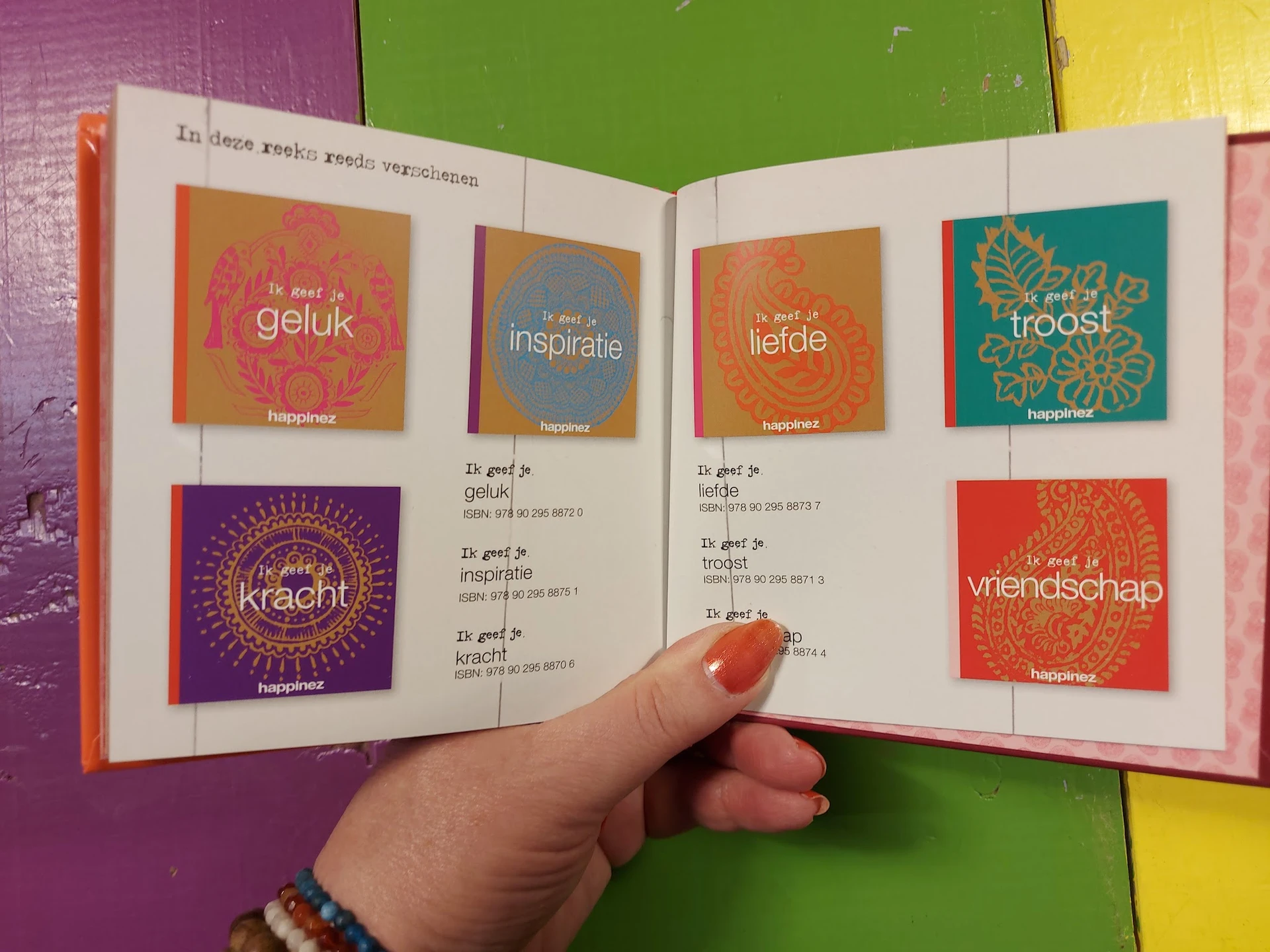 Open boek met kleurrijke pagina's met Nederlandse woorden en decoratieve illustraties