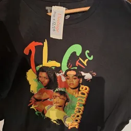 Zwart T-shirt met kleurig grafisch design van vier personen en tekstafdruk