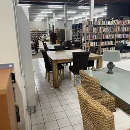 Winkelvloer met eettafel, stoelen, boekenkast en verschillende meubels en inrichtingsspullen