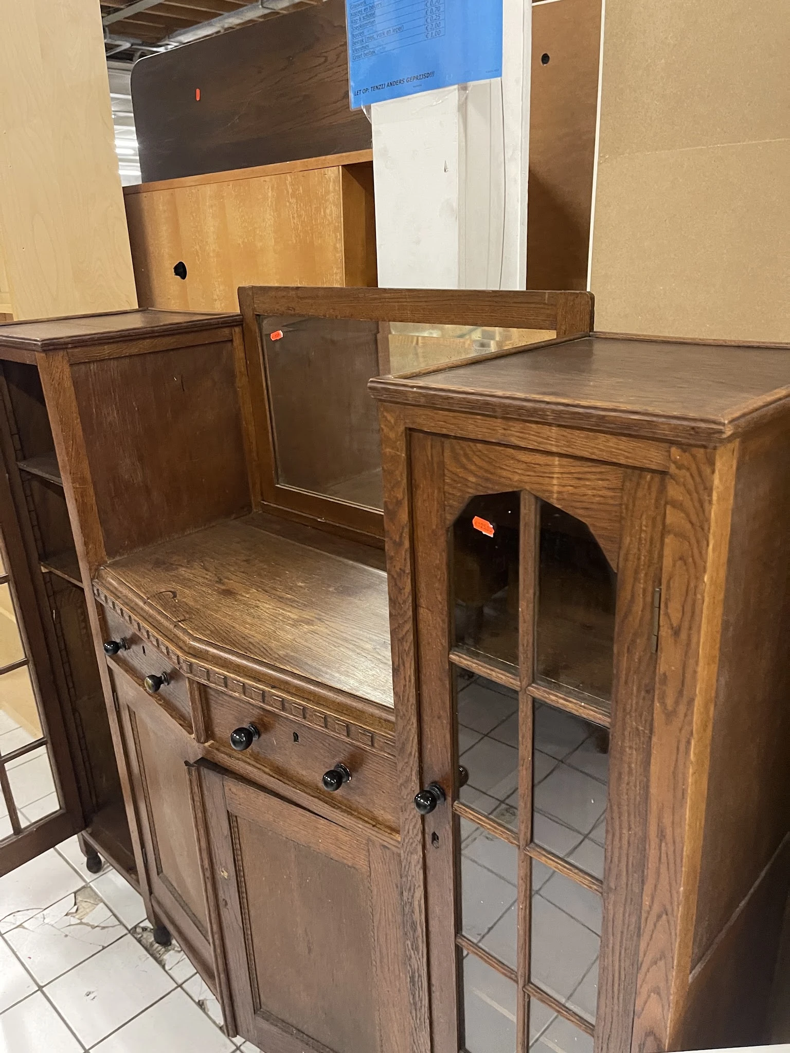 Houten vintage meubels met glazen deuren en laden, waaronder een kastje met rasterpatroon