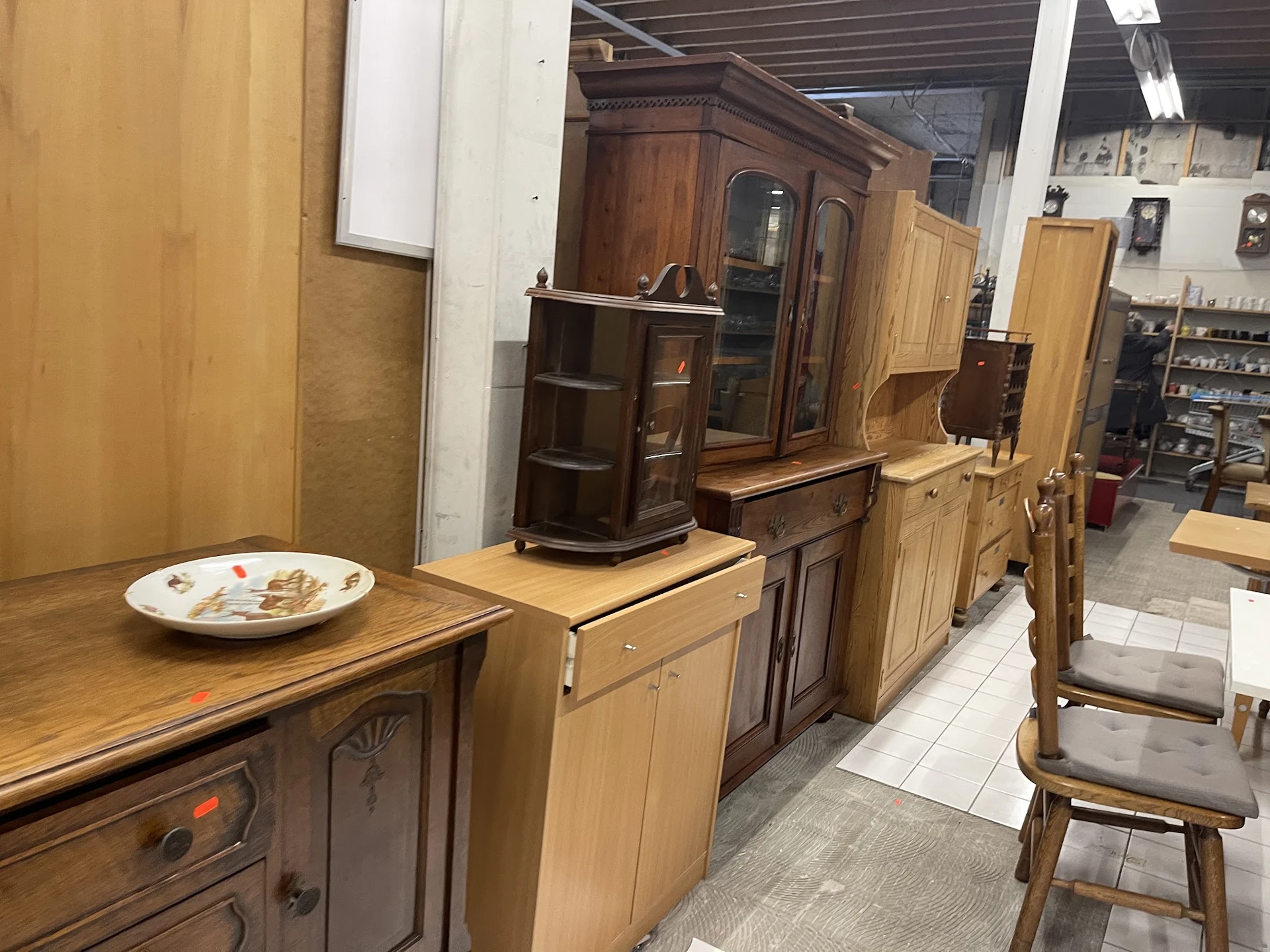 Winkelvloer met uitgestalde meubels: kasten, tafels en stoelen in hout
