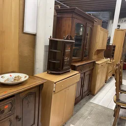 Winkelvloer met uitgestalde meubels: kasten, tafels en stoelen in hout