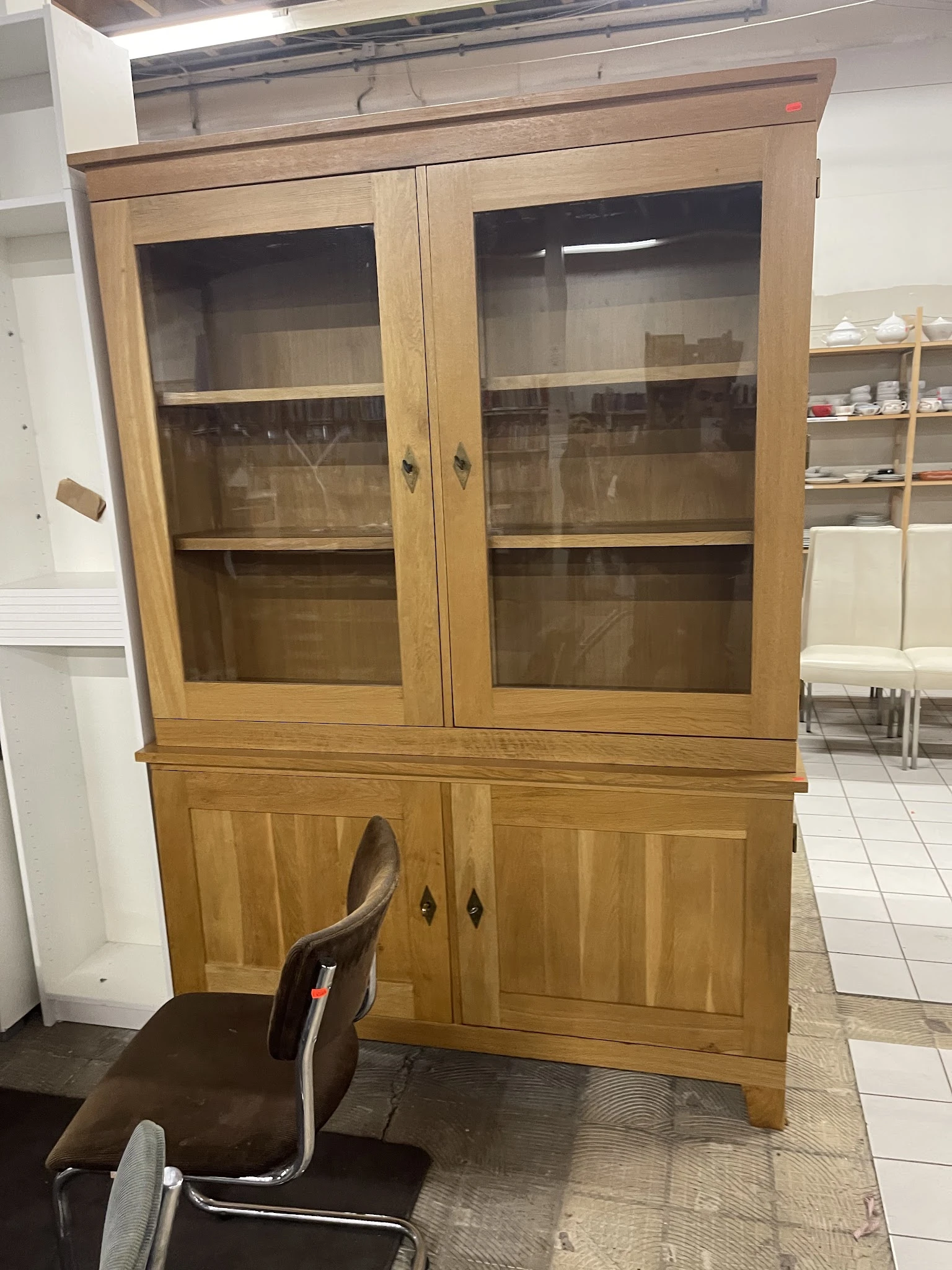 Houten vitrinekast met glazen deuren en houten onderkasten