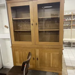 Houten vitrinekast met glazen deuren en houten onderkasten