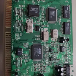 Gedemonteerde elektronische printplaat met chips, condensatoren en andere elektronische componenten