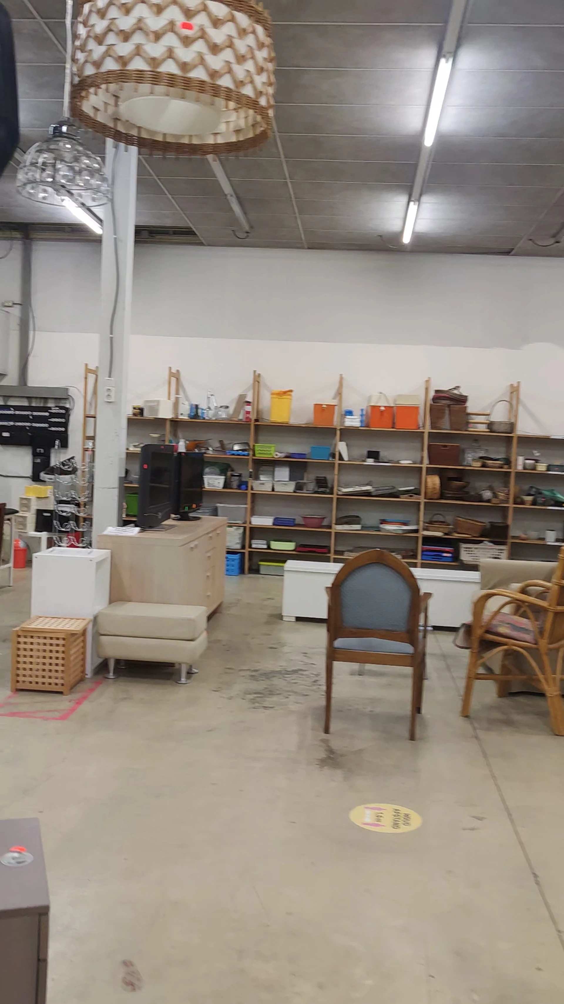 Kringloopwinkel De Waarde in Utrecht met tweedehands boeken, dvds en gereedschappen