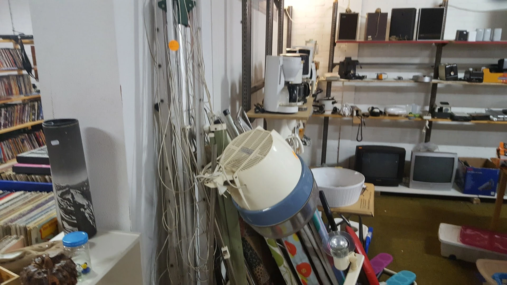 Kringloopwinkel De Wissel Emmen in Emmen met tweedehands boeken, elektronica en kleding