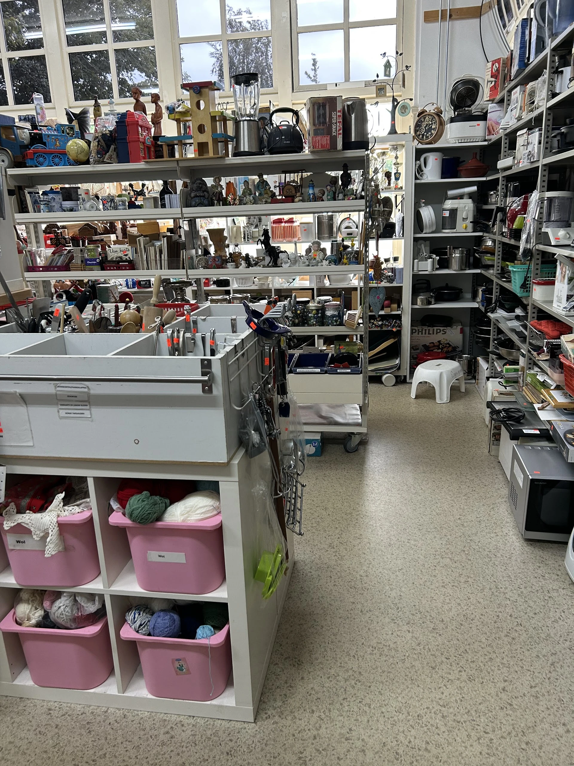 Kringloopwinkel De Wisselbeker in Nootdorp met tweedehands boeken, decoratiemateriaal en herenkleding