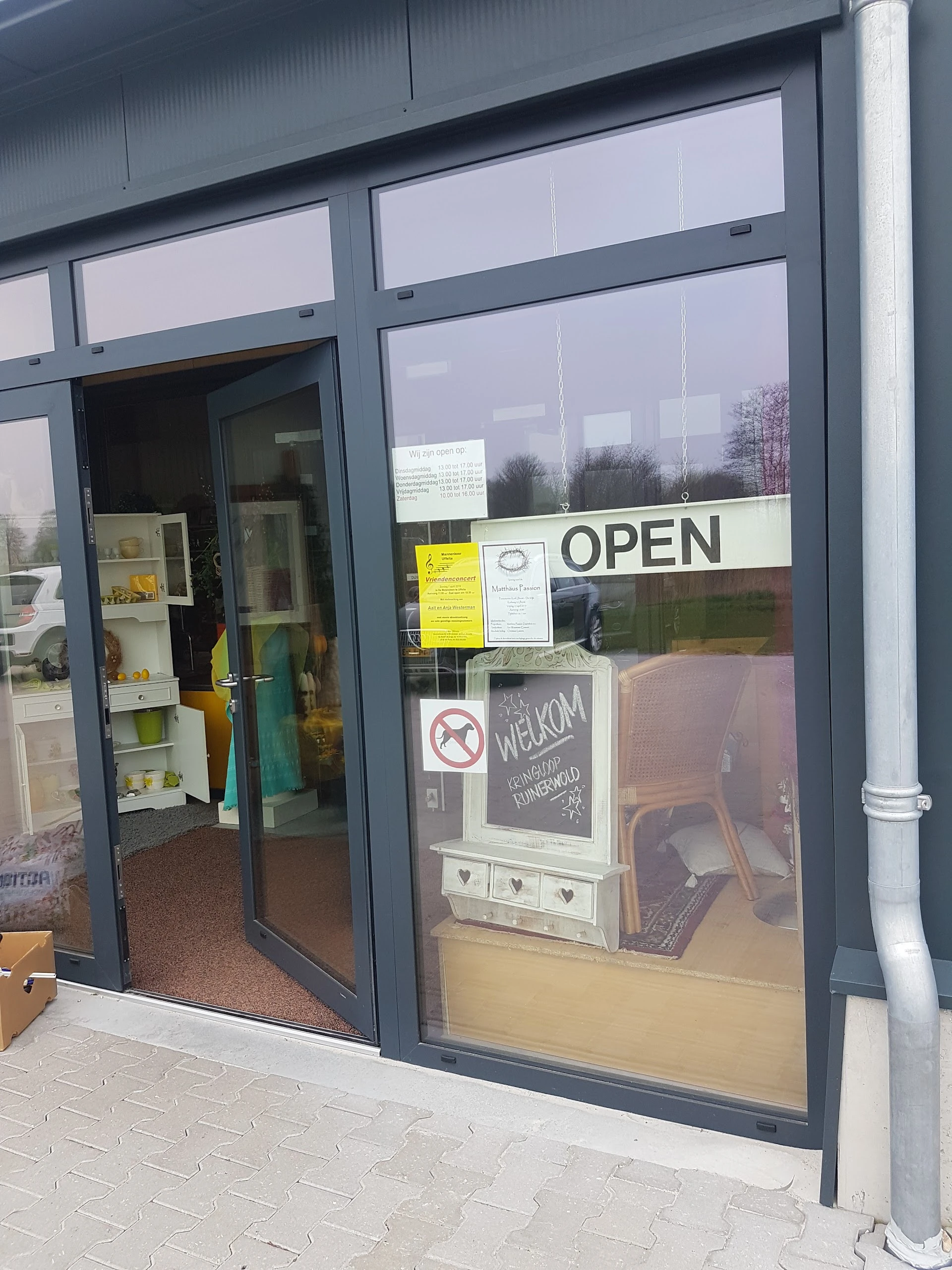 Kringloopwinkel De Wolden in Ruinerwold met tweedehands boeken, huishoudelijke apparaten en kleding