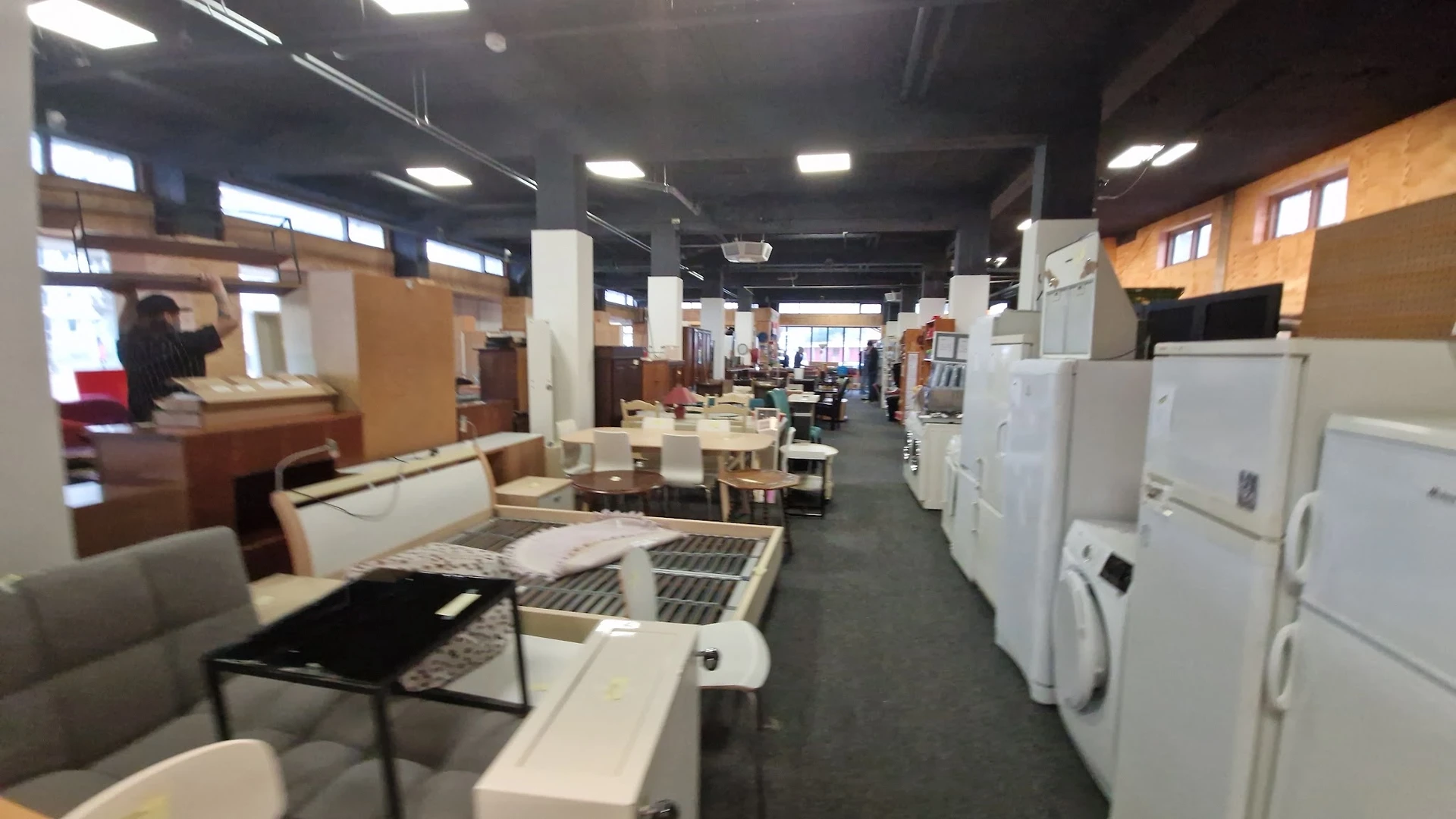 Winkelvloer met witgoedapparaten zoals koelkasten en wasmachines, meubels en huishoudelijke artikelen