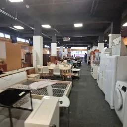 Winkelvloer met witgoedapparaten zoals koelkasten en wasmachines, meubels en huishoudelijke artikelen
