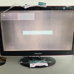 Samsung-computermonitor met wazig scherm, mogelijk nog in verpakking