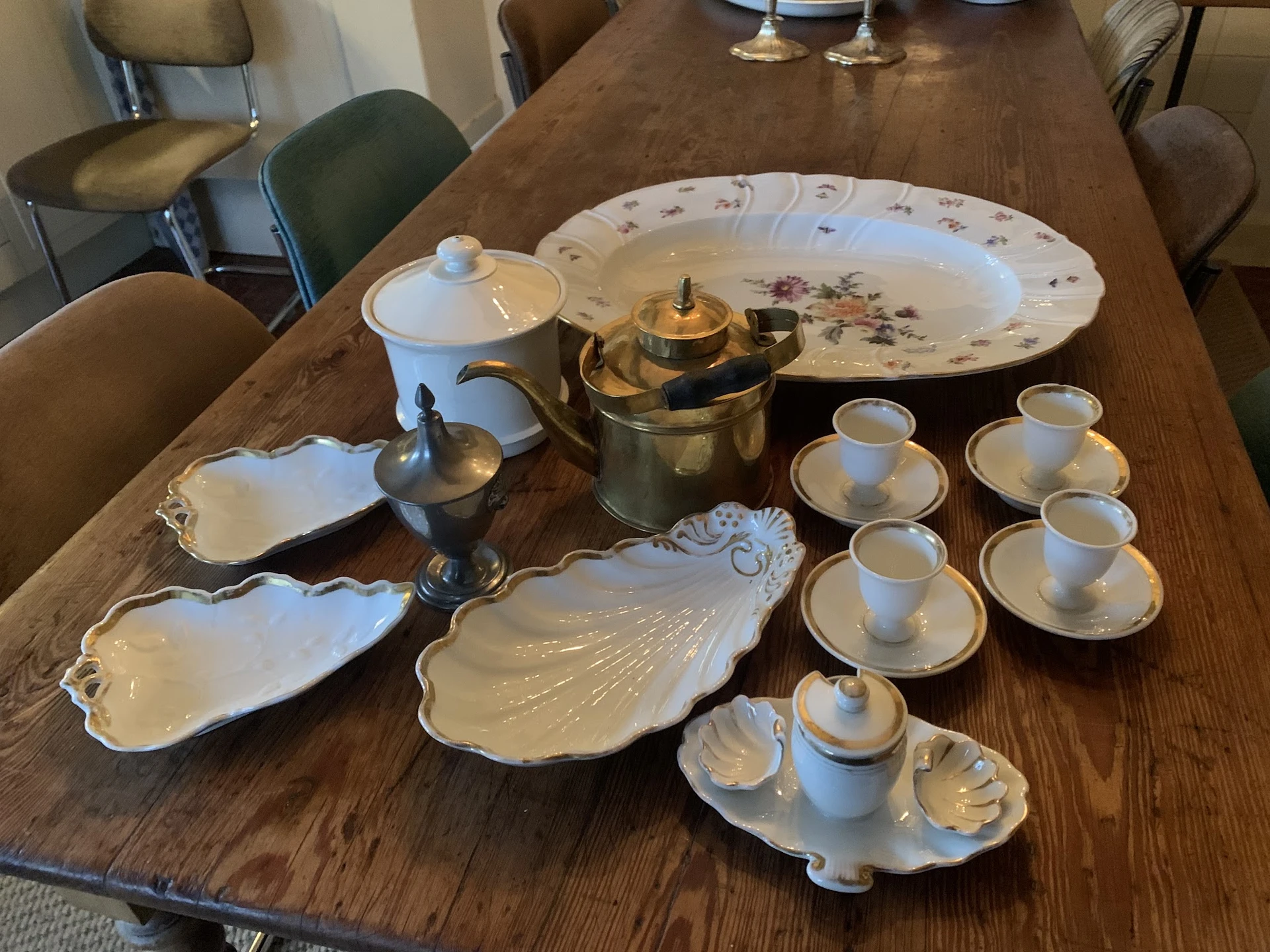 Vintage serviesset met theepot, koffiekan, borden en kopjes op houten tafel
