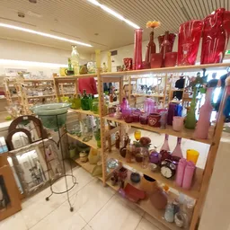 Houten stellingen met diverse huishoudartikelen en decoratie in paars, rood en roze