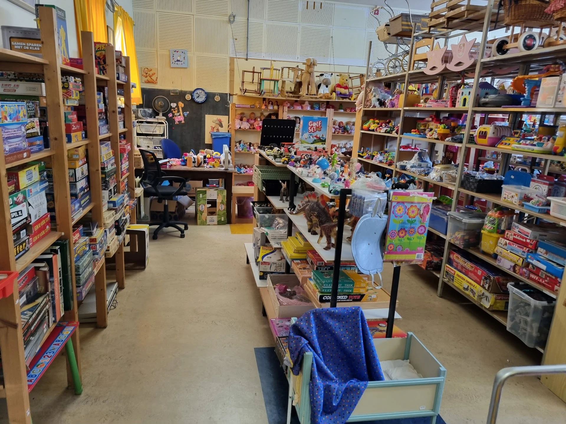 Kringloopwinkel ErZitLigtIetsBijWa in Ewijk met tweedehands audioapparatuur, boeken en gereedschappen