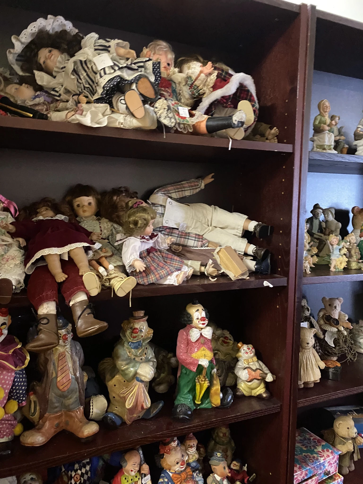 Vitrinekasten met collectie antieke en vintage poppen in verschillende outfits